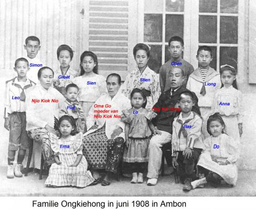 Familie Ongkiehong in juni 1908 in Ambon