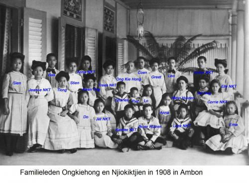 Familieleden Ongkiehong en Njiokiktjien in 1908 in Ambon
